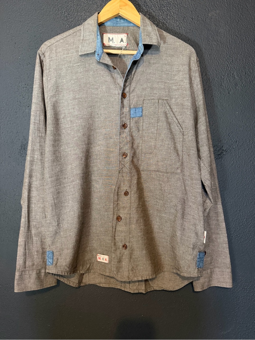 Casual Long-Sleeve Grey Button-Down Shirt with Blue Accents